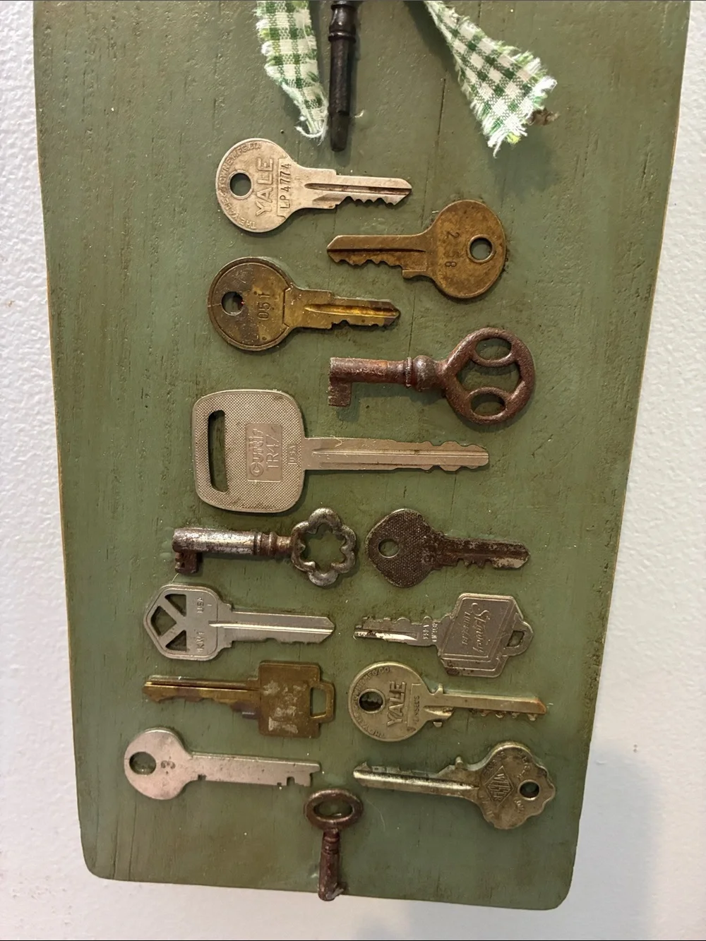 Rustic Green Key Display Wall Decor (Ul cycled cutting board and vintage keys)